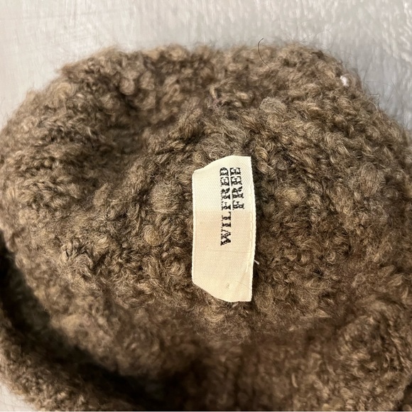 Aritzia Wilfred Free Women’s winter hat with genuine fur Pom Pom - Picture 6 of 8